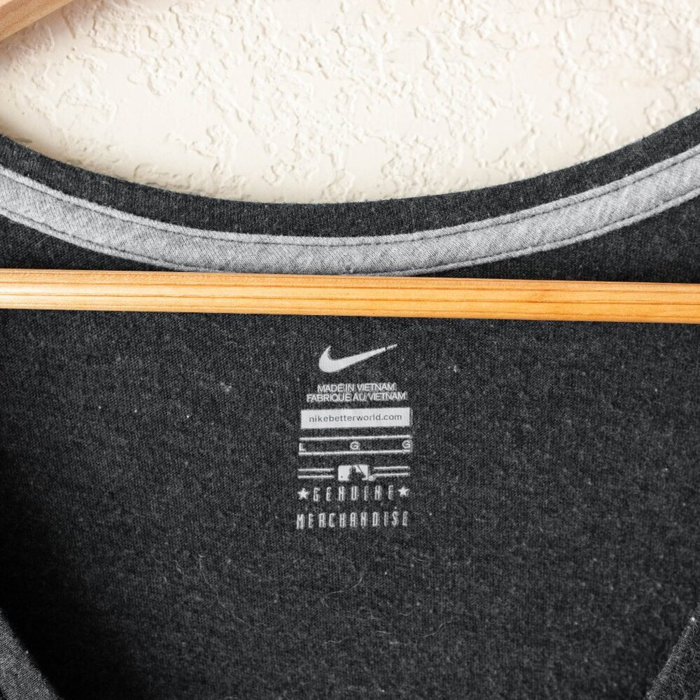 Nike Women’s Giants V-Neck T-Shirt Size Large Gray MLB Fan Tee - Picture 2 of 3